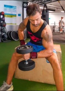 A Armadilha do Volume: Porque treinar como um jovem de 20 anos está a destruir os teus ganhos aos 40.