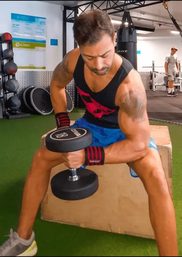Treino de musculação com halteres - Técnica de execução correta.