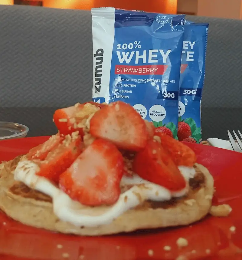 Refeição rica em proteína com panqueca de aveia, morangos e Whey Protein Zumub - Carlos Miguel Branco